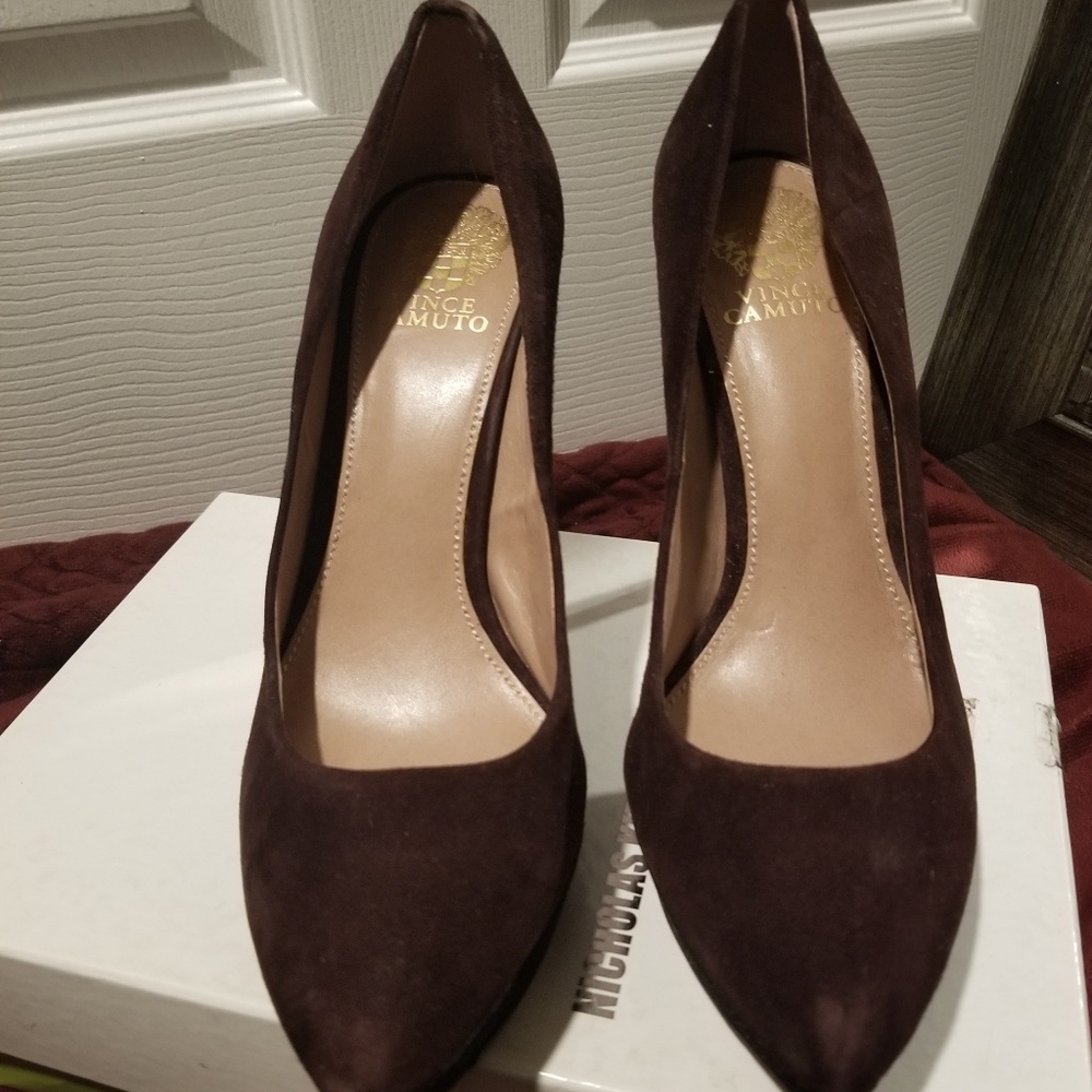 A classless pumps by Vince camotu.